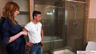 Busty eş cuckolds koca tarafından emme ve kahrolası bir plumber