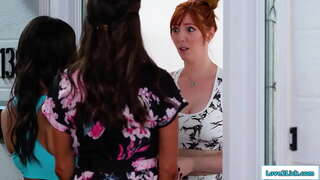 Stepmom in stepdaughter iti, da se soočimo z tiran in busty rdečelaska prosi za odpuščanje, ki ponujajo em a 3some.Ona facesits je črna kot shes polizala