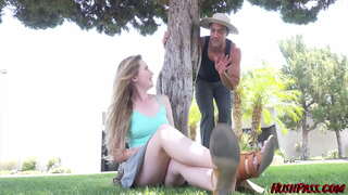 š�布尔*琼斯邀请的园丁在修剪她的灌木