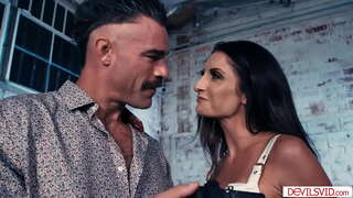 Чувак трахает бу жопу иң яхшы подругу үз хатыны грудастую брюнетку