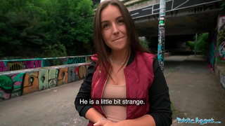 PublicAgent សិស្សរីកទទួលទ្វារមាសរបស់នាងទម្លាយចូលរឹងដោយចម្លែកមួយចញេនៅក្នុង Prague