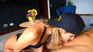 OneNymphoLatina DEEPTHROATS uno de sus fans y se traga una gruesa THROATPIE