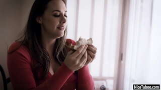 Tüzes MILF Chanel Preston szopik, aztán baszott nehéz