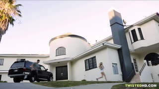 Kantutan ng kasintahan habang ang ina ay nagtuturo sa? Nice!