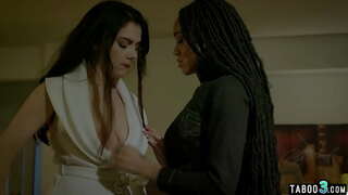 Groot boobed tiener baas tevrede met haar swart werknemer