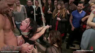 Сисястая брюнетка-рабыня Брэнди Энистон бу страппаде трахается үз авызы белән зур әгъзасы Astral Dust, ә аннары трахается белән двойным проникновением гавами белән бергә министры принцессой Донной Долоре