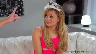 ווילד מילף ספּאַנקעד און ליקט קיוט טין