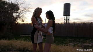 Varanje lezbični seks z srčkan subtenant