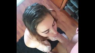 Cailín sucking mo dick ach a swallow go léir mo cum / facial