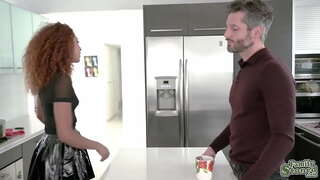 Ebono hijastra Brixley Benz dankanta ŝin stepdaddy sekse slobbing lia dick kaj rajdante lin en forgeso