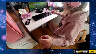 Webcam girl gamer cael handjob i helpu ei gariad, tra bod yn chwarae gêm LOL