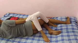 College Girl Ottiene Brutto Su Un cazzo In lingerie nera