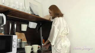 Повністю натуральна Грудаста 40-річна милфа Березня - Rise and Shine мастурбація