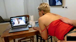 Lo descubro espiar a mi mientras me masturbo y me lo hacen llenar mi culo con la leche hasta que sobreabunde .....