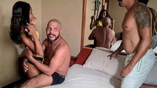 Ann an cùl an deilbh a tha air beulaibh a &#039;chamara airson a&#039; chomharra-new carioca, agus chan dà cocks i pussy aig an aon àm, airson a &#039;chiad uair, agus a&#039; tighinn gu crìoch le h-luchdaich na cum