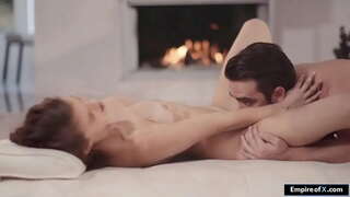 امرأة سمراء الموظف تلحس كس ثم مارس الجنس من قبل مدير أعمالها