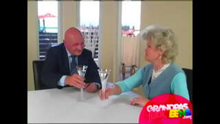 Vovo comendo a little in front of his wife