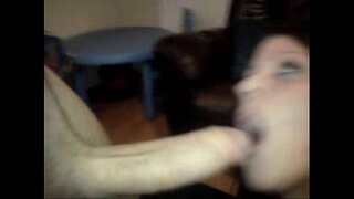 Sa usa ka kaayo nga nindot nga dako nga lisud nga manok gets sucked sa uga nga