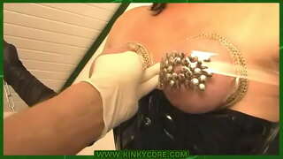 چھاتی کے ساتھ ڈرائنگ پنوں کے ساتھ پیشاب کے سوراخ