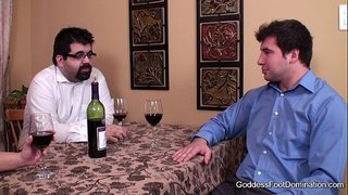 Footjob - Uxor claudit sub mensa negotium agere