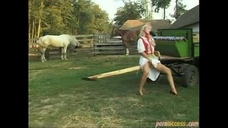 Paesant baise en plein air à la ferme avec deux hommes
