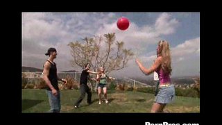 Ɨ�落的青少年的玩排球