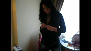 Итальянская любительница Лилли раздевается и мастурбирует