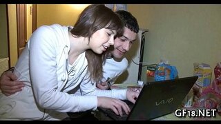 Рәт-рәт ҡарағыҙ әле, был иҫ киткес ҡыҙ