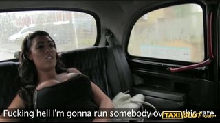 Böyük грудастые Ava qazırlar sürücü ilə arxa oturacaq, onun taksi