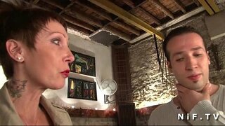 Gran titted e tatuado francés madura recibe o seu rabo axustado martelé