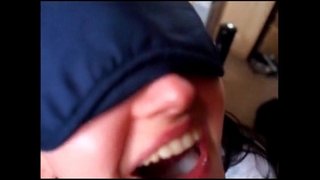 ���ხალგაზრდა ცოლი, პირში აღება