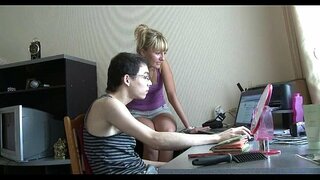 خوبصورت نوجوان لڑکی کتا فیشن کھڑا ہے