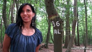 Somptueux amateur exhib milf obtient rendez-vous dans un bois avant de le sexe anal à la maison