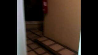 Žena Cojiendo v hotelu s otevřené dveře bohatý sténání