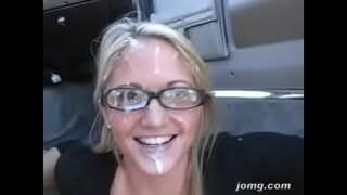 ���ွေဦးသောမတ်စ်ရှုပ်ထွေးမျက်နှာမျက်မှန်ဝတ်ဆင်