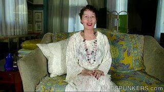 Kinky хуучин шулуун гэдсээр spunker fucks хатуу бяцхан новш та