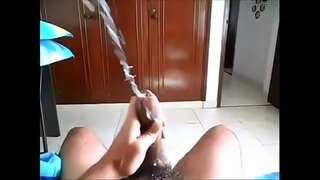 גומרת על הזין