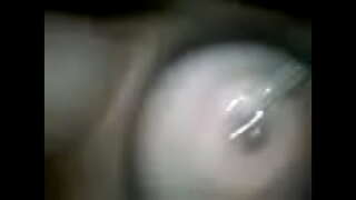 сяброўка гуляе са сваімі праколатыя соску 1