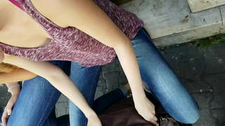 Downblouse meitenes ielā valsts