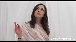 Noored Mormooni Tüdruk Pipar Xo Imeb Kirik Ülemused Riista Taga Valge Leht