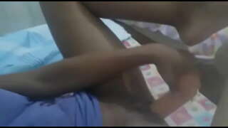 Ella abre la puerta y se mete de todo