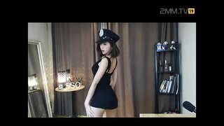 Vrući Ples u uniformama, Yi Суван