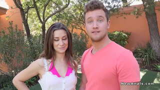 Двойката трахается в анал в задния двор