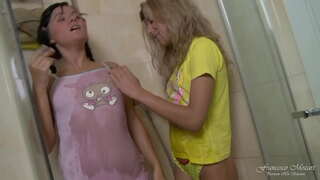 ĺ�つのレズビアンの十代の若者に実際に火をつけるのを理解と肛門ィルドシャワー