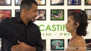 Ανακατεύοντας έφηβος έχει άγριο σεξ με το στήριγμα