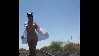 Gatita ფეხით შიშველი გარეთ