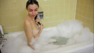 Občutek gledal v moji kadi