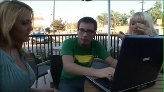 Cúpla olc a phiocadh suas ealaíontóirí Oíche Lawrence Trina Michaels a bheith i sights