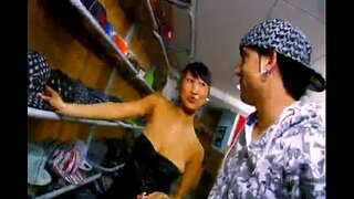 Aaron Lesa ta old pa un spañó su tienda