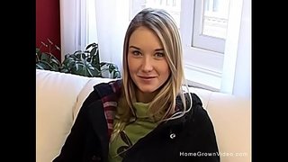 Super cute blonde remaja jalur bogel dan bermain dengan ketat pussy